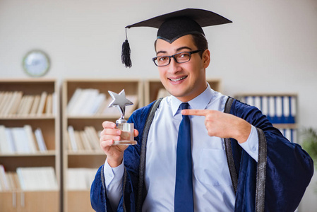 从大学毕业的年轻人图片