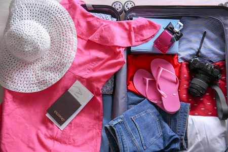 行李箱衣服图片