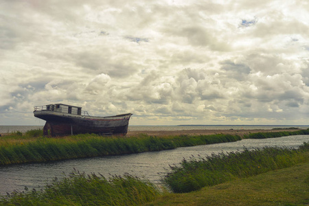 波罗的海沿岸的一艘老渔船