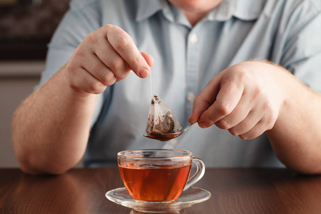 在用热水杯袋泡茶图片