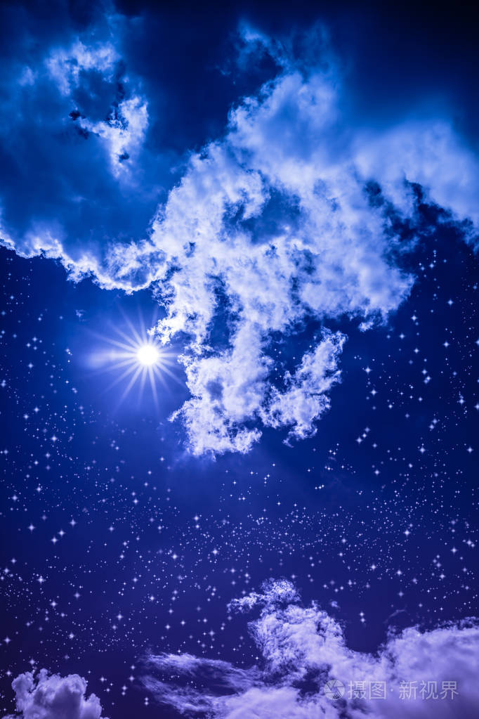 惊人的漆黑的夜空,有很多的恒星,明亮的满月,多云