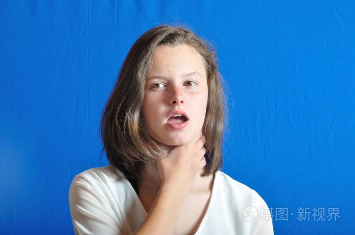 触摸她的喉咙的女孩