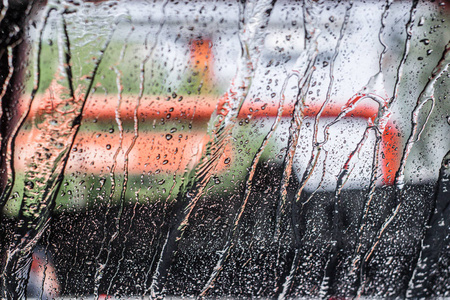背景与湿的汽车窗口与水滴