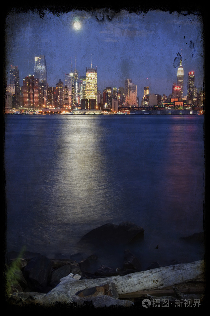 在哈德逊在夜间捕捉的纽约城市景观