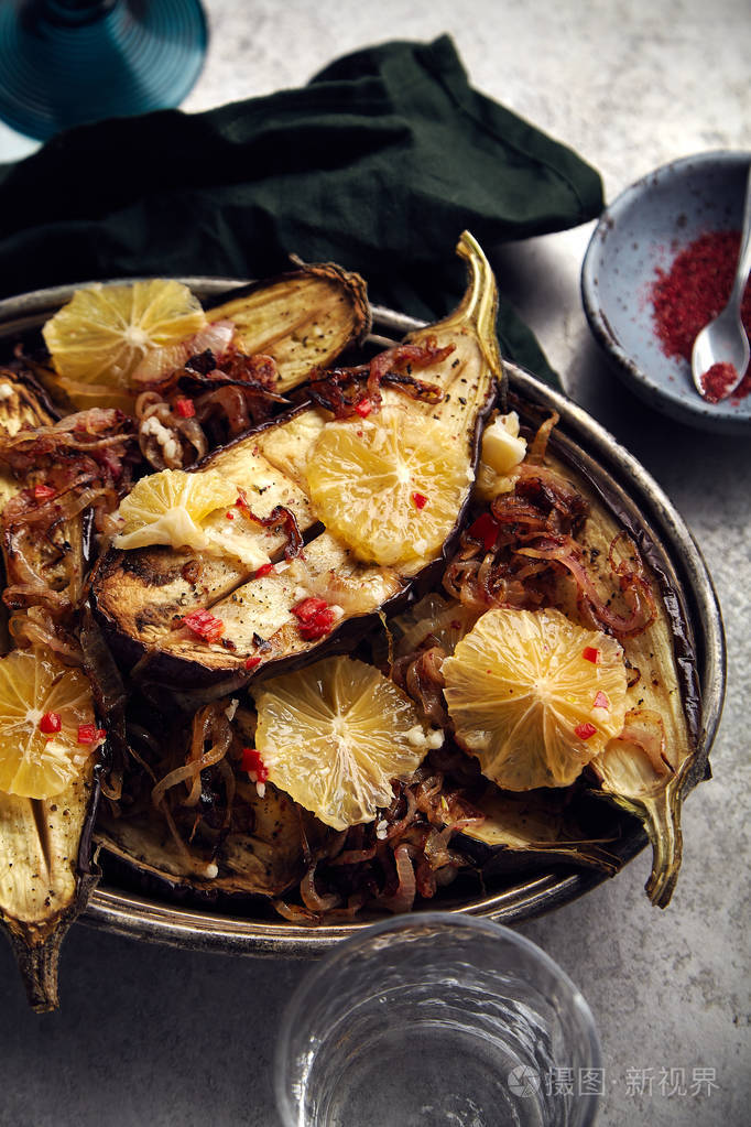 传统犹太和中东菜烤茄子与柠檬和辣椒焦糖洋葱, 以色列菜的概念