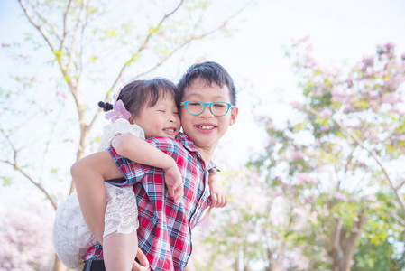 男孩抱着他的妹妹在背上