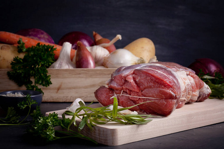 生鲜肉和季节性秋季有机蔬菜在木板上准备烘烤