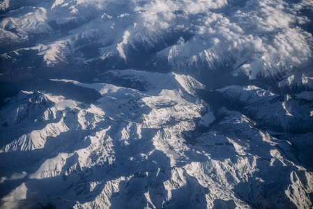 雪山白云鸟瞰图