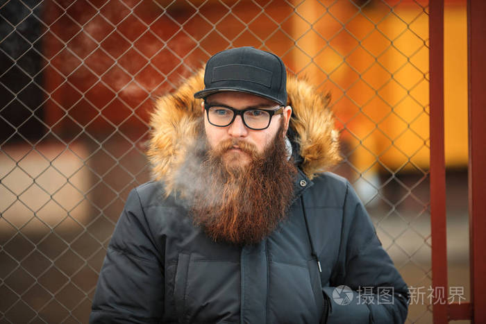vape 胡子男人在现实生活中.