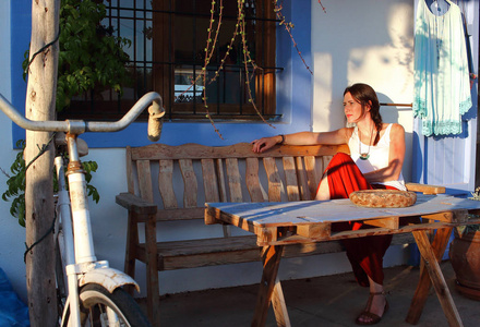 年轻漂亮的女人坐在露台的酒吧在福门特拉岛 巴利阿里群岛 西班牙