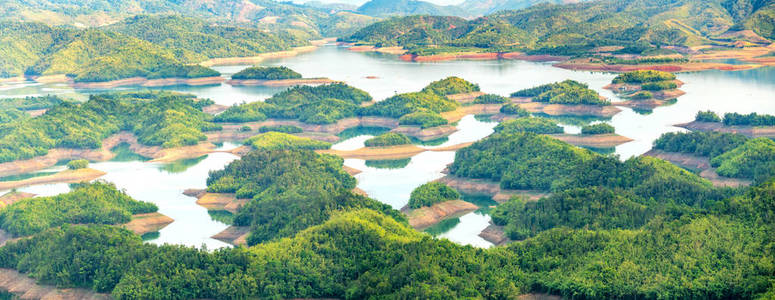 塔粪湖在夏天的午后, 太阳照耀在湖面上, 树上的小岛上的天堂。这是越南发援会农场水电库