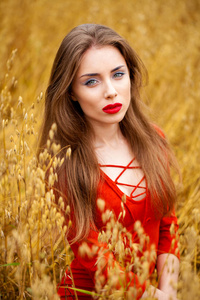 年轻的黑发女人，穿着红色的肖像