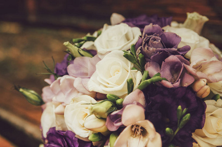 米色白色紫罗兰花的婚礼花束
