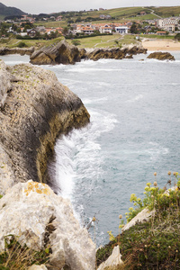 美丽和岩石绿色的海岸线度假图片