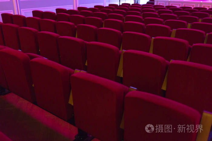 电影院剧院音乐厅的红色座椅