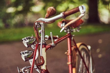 一辆红色复古自行车在城市公园的形象