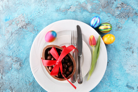 节日餐桌设置为复活节与叉子, 刀和郁金香