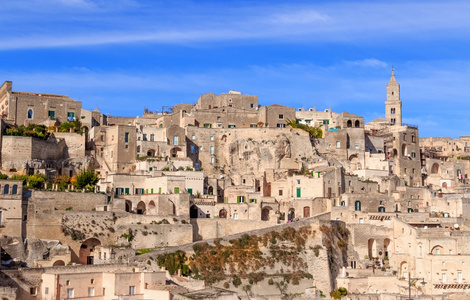 典型的石头 Sassi di Matera 和教会的马泰拉在蓝蓝的天空下的全景