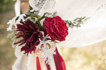 婚礼拱门上的婚礼花卉装饰