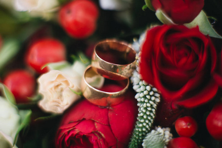 婚礼订婚戒指和鲜花婚礼花束背景