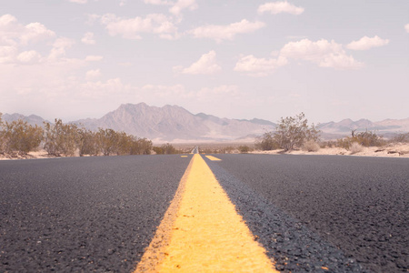 炎热的夏天路通过内华达州沙漠的全景视图照片