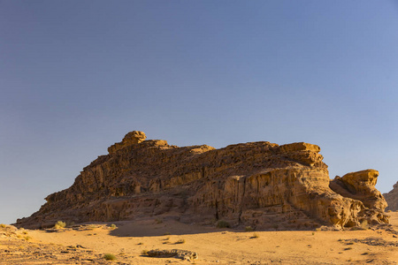 约旦砂岩中的干河朗姆酒沙漠