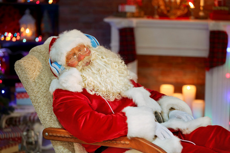 圣诞老人坐着耳机