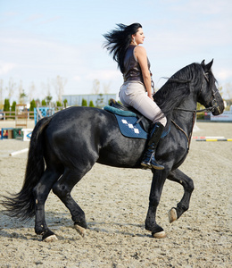 年轻女子骑着一匹马
