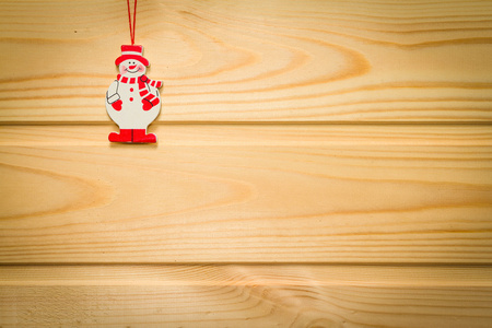 圣诞木制背景装饰着一个玩具