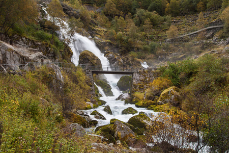 Kleivafossen 瀑布前的桥