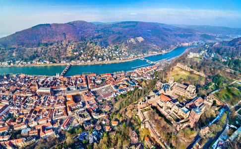 海得尔堡的空中全景与城堡和 Neckar 河。德国