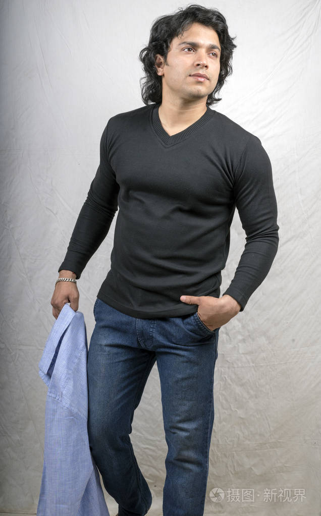 年轻的印度男性模特步行照片-正版商用图片0nlavo-摄图新视界