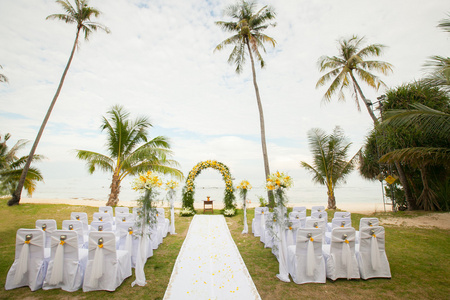 在泰国海滩上美丽的婚纱拱