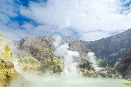 新西兰白岛活火山。火山硫火山口湖