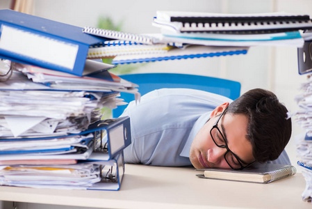 非常繁忙的商人在办公室工作繁忙的办公室生活非常繁忙的商人在办公室