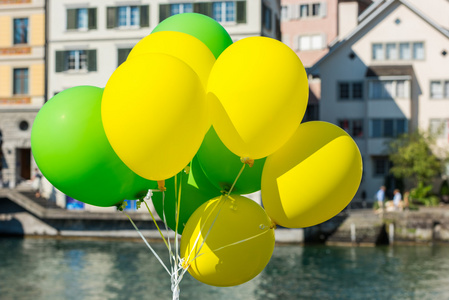 明亮的黄色和绿色的气球