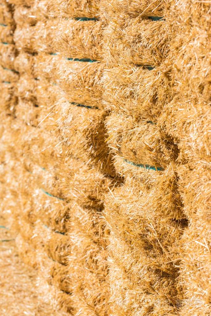 新鲜的秸秆干草捆