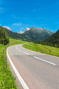 山区道路转弯