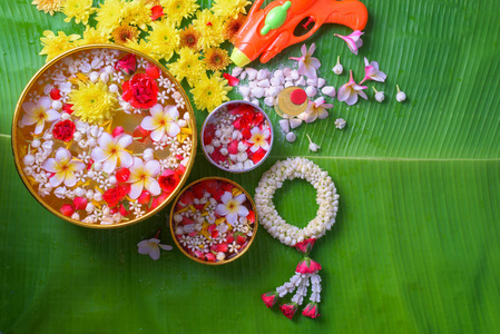 泰国传统茉莉花花环与水花