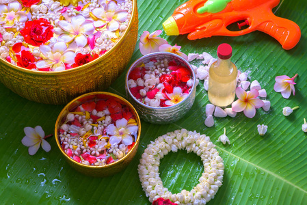 泰国传统茉莉花花环与水花