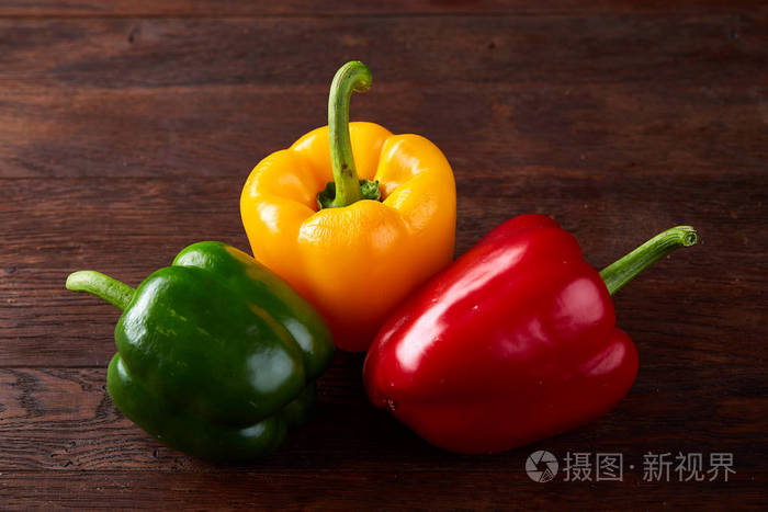 新鲜有机绿黄红辣椒在乡土木质背景中的组合