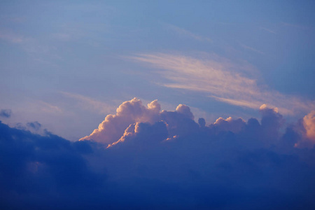 夕阳下的云彩, 夏日的 cloudscape, 大气的影响