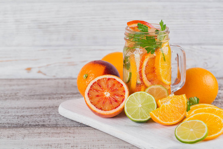 在玻璃 bottl 中用于排毒或节食的柑橘类水果和草药水