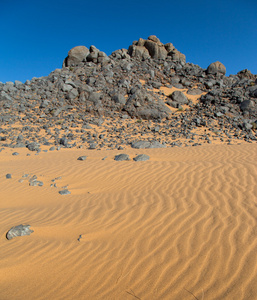 岩石和沙子的沙漠