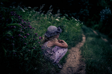孤独的女孩在农村的路径