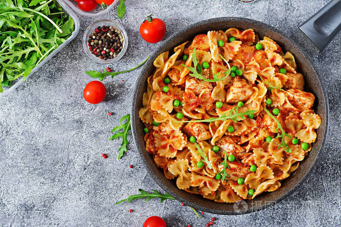 farfalle意大利面配鸡柳番茄酱和青豆自制的食物意大利菜食物菜单顶部