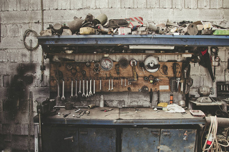 装满工具的金属制品车间里的旧钣金表