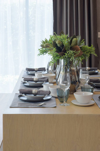 现代经典风格餐厅在木制的桌子上的白色和灰色的配色方案设置