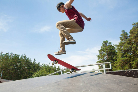 teenagerr 跳滑板