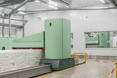 纺织厂梳棉机照片